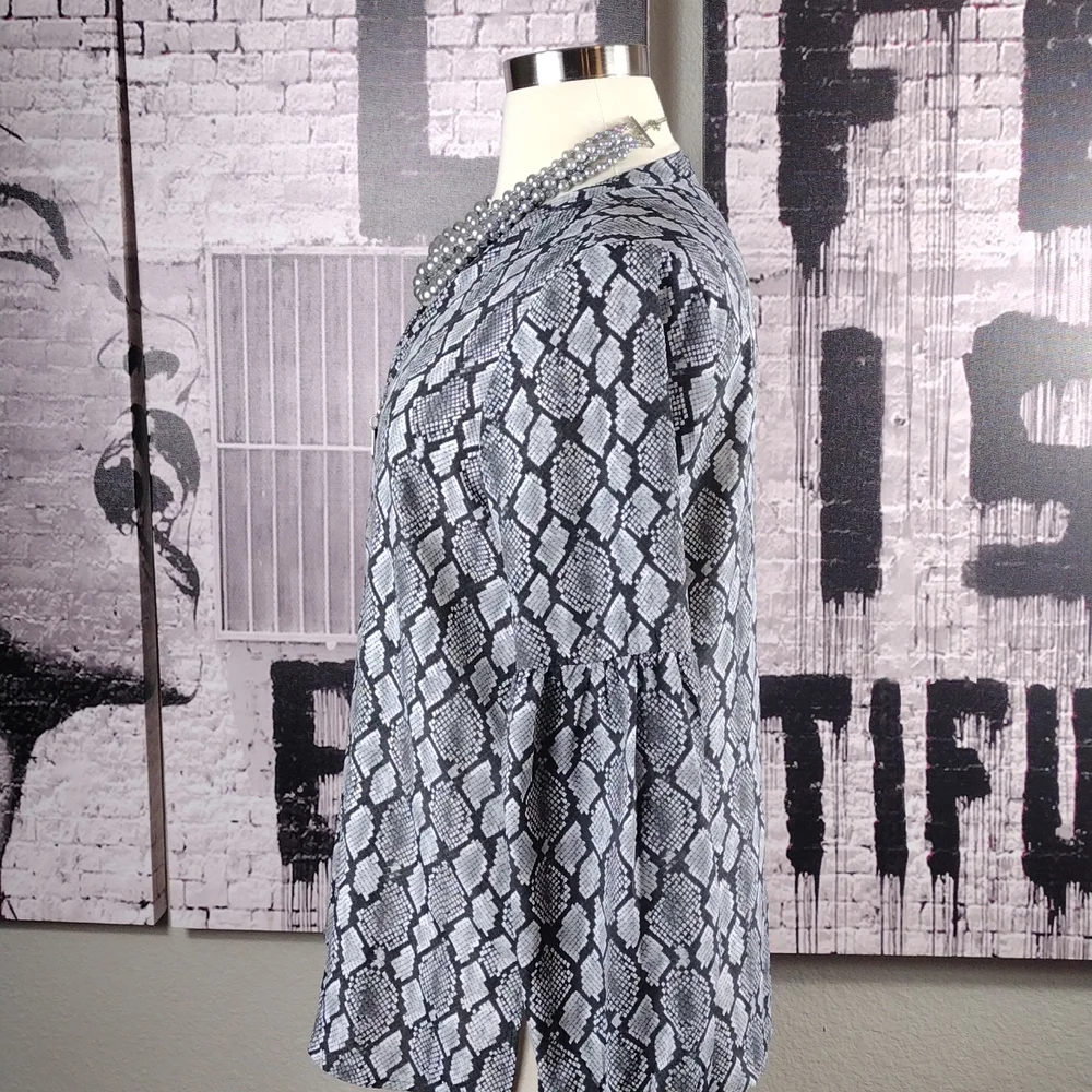 Michael Michael Kors Snake Print Blouse EUC - Picture 2 of 6
